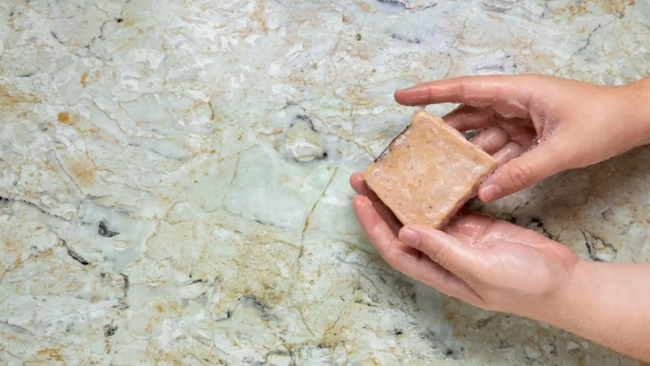 Come usare il sapone di Marsiglia sulle piante: il metodo che funziona davvero Come usare il sapone di Marsiglia sulle piante: il metodo che funziona davvero